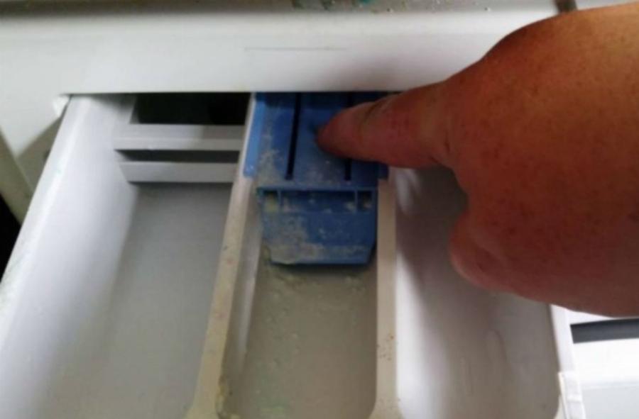 Καθαρίστε την μούχλα από το συρτάρι του πλυντηρίου με 2 απλά υλικά