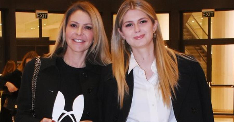 Μοιάζουν σαν 2 σταγόνες νερό: 8 Ελληνίδες διάσημες μητέρες που είναι ίδιες οι κόρες τους