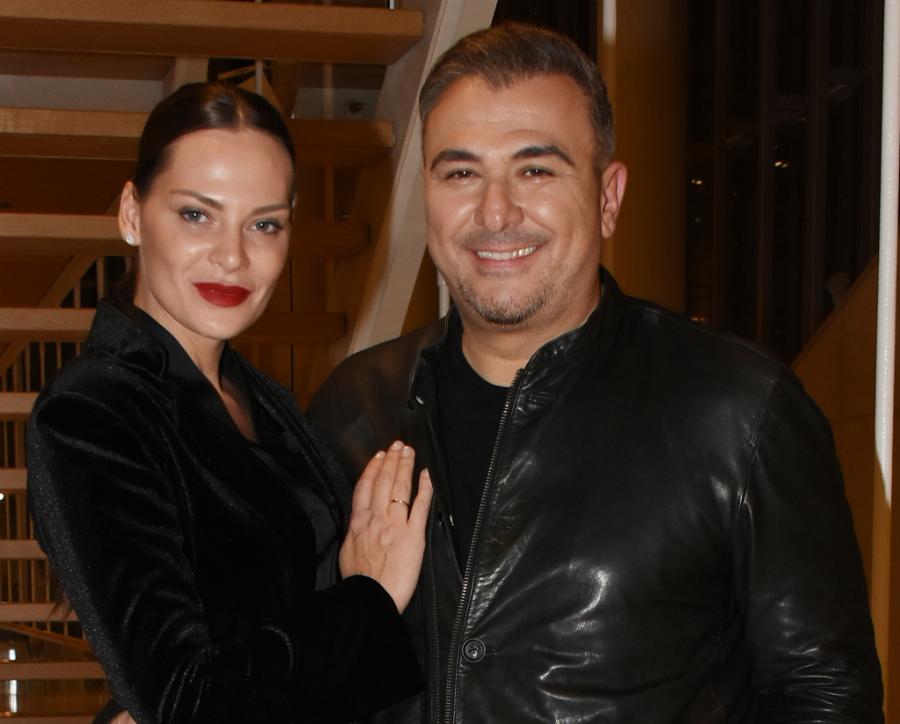 Περήφανη μητέρα: Η Υβόννη Μπόσνιακ καμαρώνει την κόρη της Ελένη να παίζει πιάνο