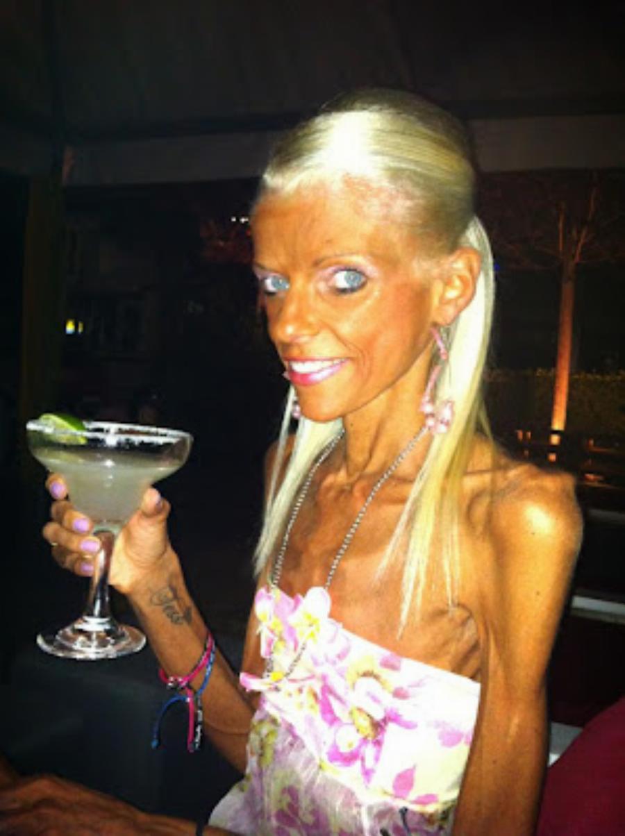 Νανά Καραγιάννη: Τα δύσκολα παιδικά χρόνια, το διαζύγιο, η μάχη με την ανορεξία, ο μοναχικός θάνατος και η κληρονομιά που άφησε στην φίλη της