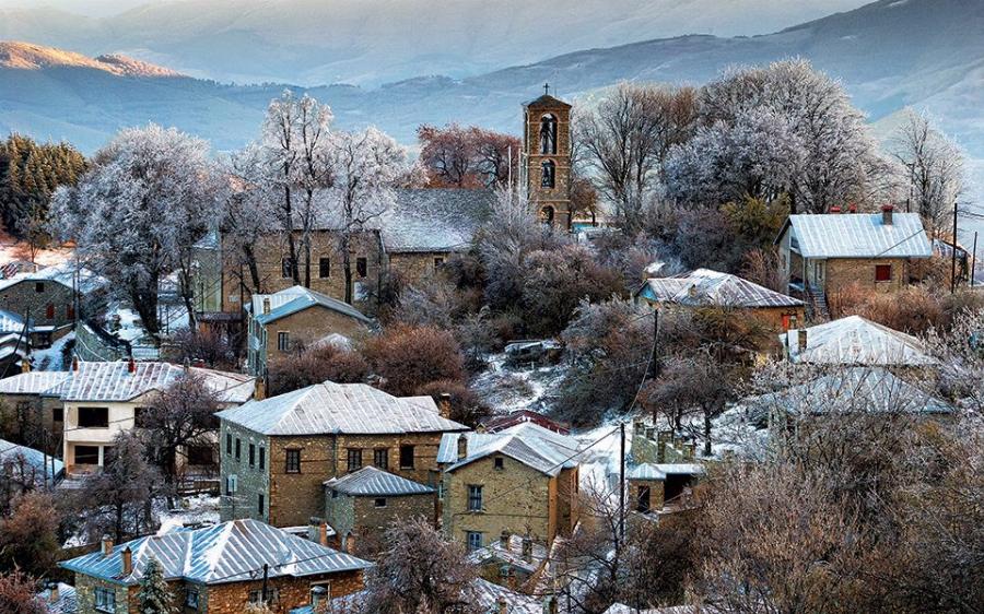 Τζάκι και θέα στο βουνό: Τα 6 ομορφότερα χωριά της Ελλάδας για απόδραση το χειμώνα