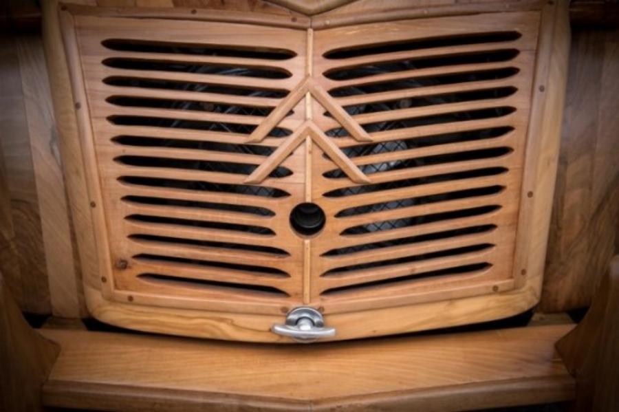 Συνταξιούχος επιπλοποιός έφτιαξε ένα μυθικό ξύλινο Ντεσεβώ, πιστό αντίγραφο του θρυλικού Citroen 2CV, που λειτουργεί κανονικά!