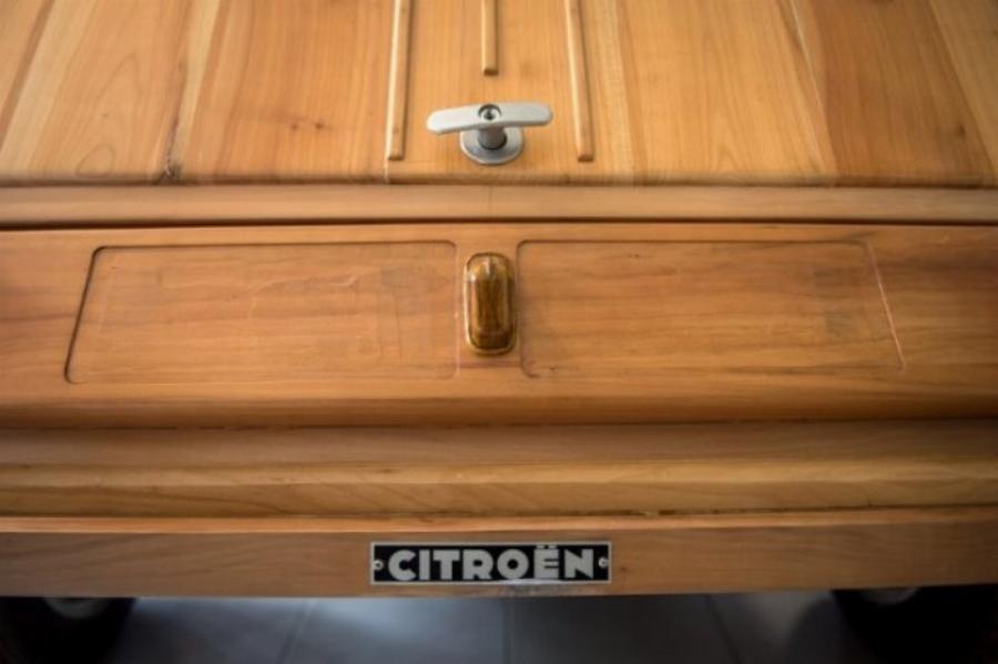 Συνταξιούχος επιπλοποιός έφτιαξε ένα μυθικό ξύλινο Ντεσεβώ, πιστό αντίγραφο του θρυλικού Citroen 2CV, που λειτουργεί κανονικά!