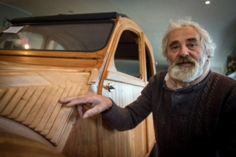 Συνταξιούχος επιπλοποιός έφτιαξε ένα μυθικό ξύλινο Ντεσεβώ, πιστό αντίγραφο του θρυλικού Citroen 2CV, που λειτουργεί κανονικά!