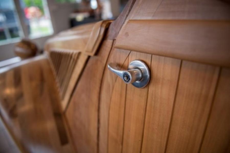 Συνταξιούχος επιπλοποιός έφτιαξε ένα μυθικό ξύλινο Ντεσεβώ, πιστό αντίγραφο του θρυλικού Citroen 2CV, που λειτουργεί κανονικά!