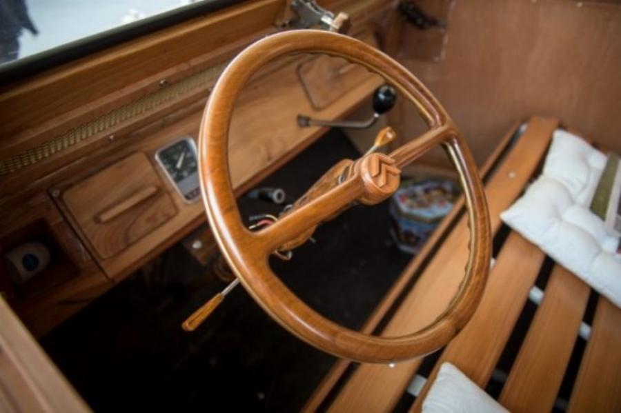 Συνταξιούχος επιπλοποιός έφτιαξε ένα μυθικό ξύλινο Ντεσεβώ, πιστό αντίγραφο του θρυλικού Citroen 2CV, που λειτουργεί κανονικά!