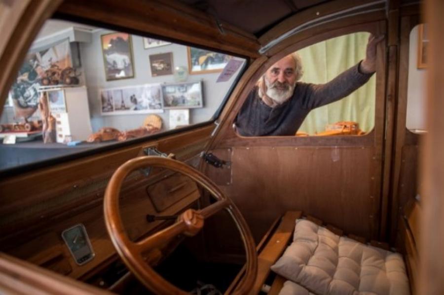 Συνταξιούχος επιπλοποιός έφτιαξε ένα μυθικό ξύλινο Ντεσεβώ, πιστό αντίγραφο του θρυλικού Citroen 2CV, που λειτουργεί κανονικά!