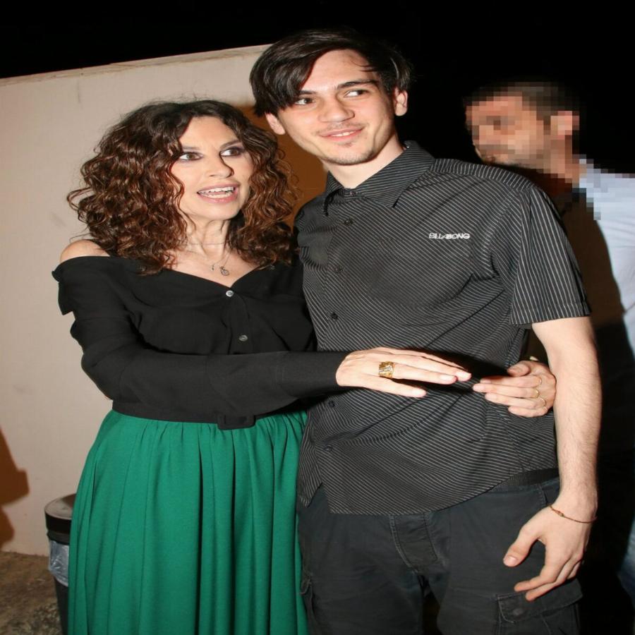 Ελευθερία Αρβανιτάκη: Ο γιος της Φίλιππος Χατζημιχάλης έγινε 25 ετών και φημίζεται για την ομορφιά του