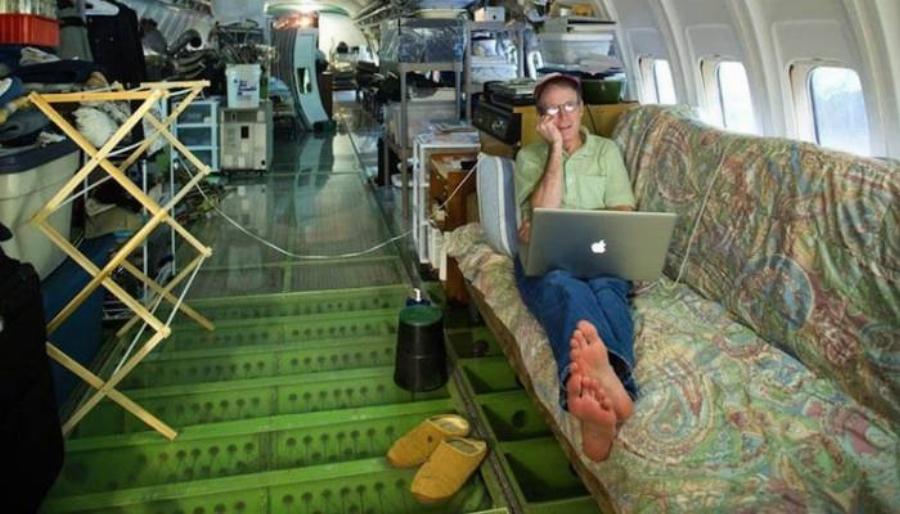 Ένα Boeing 727 της Ολυμπιακής, μεταμορφώθηκε σε εντυπωσιακό σπίτι: Αυτός που το αγόρασε ζει μόνιμα μέσα στο δάσος