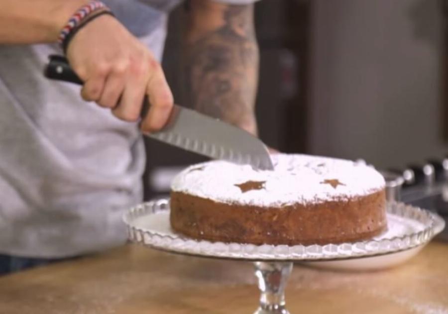 Άκης Πετρετζίκης: Όλα τα μυστικά για αφράτη βασιλόπιτα – Γίνεται χωρίς κόπο και θα τη λατρέψουν οι καλεσμένοι σας