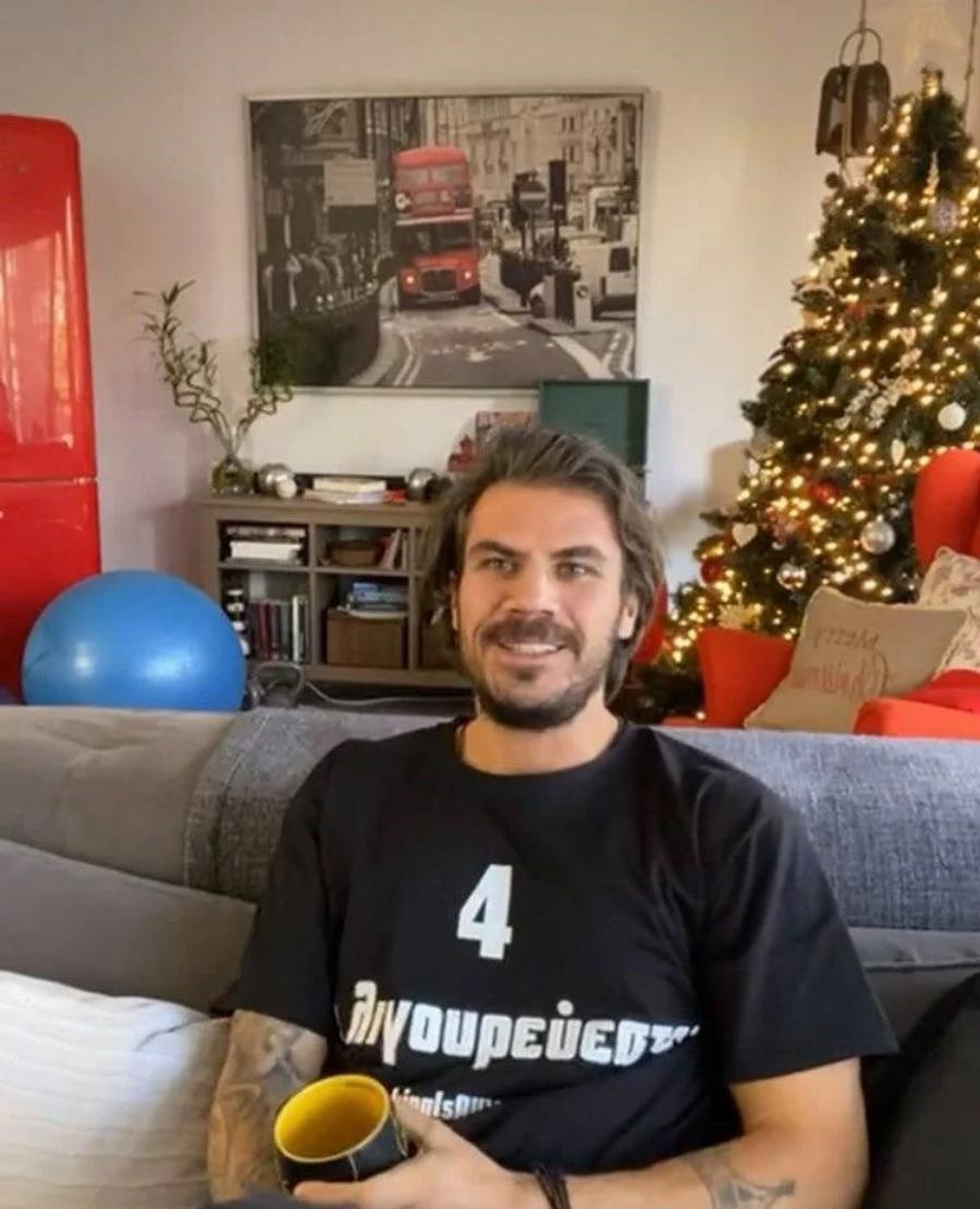 Άκης Πετρετζίκης: Σε χριστουγεννιάτικη διάθεση με την Κωνσταντίνα Παπαμιχαήλ – Στόλισαν δέντρο υπερπαραγωγή