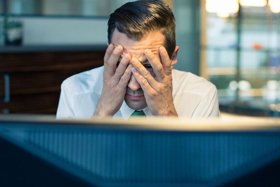 «Δεν μπορώ να ζήσω με 800 ευρώ το μήνα, έχω απελπιστεί»: 6 νέοι εξηγούν πως είναι η ζωή τους με 800€ το μήνα