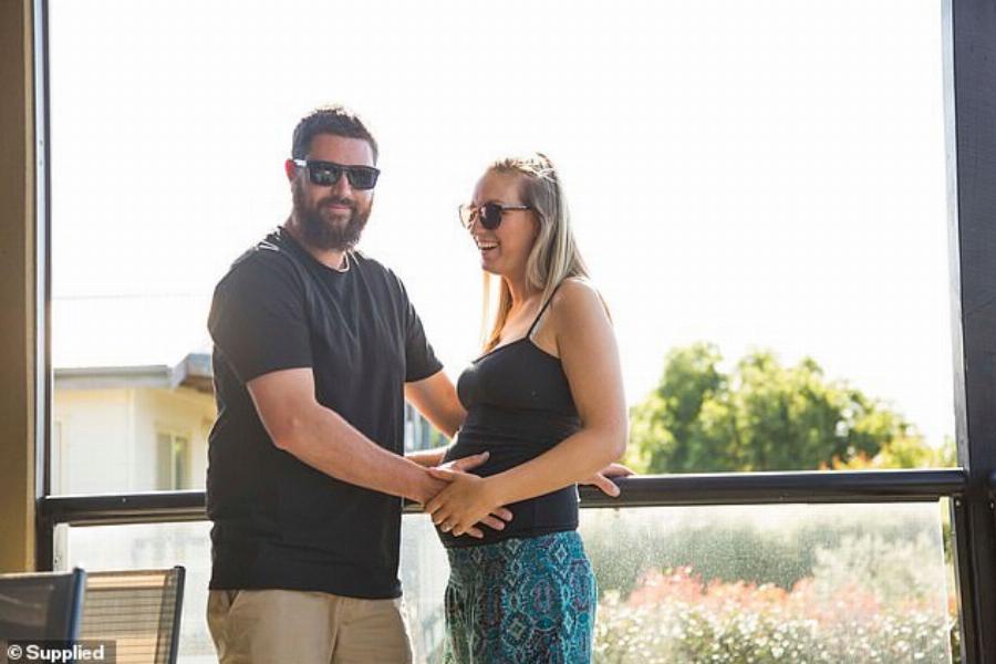 Μια ζωή μαζί: Γεννήθηκαν στο ίδιο μαιευτήριο σε διπλανά κρεβάτια και παντρεύτηκαν 30 χρόνια μετά