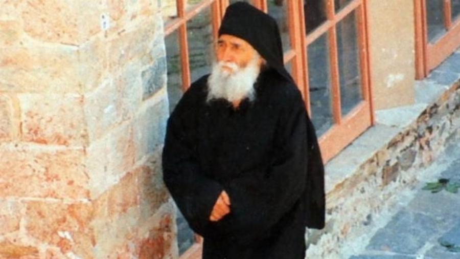 Σπάνιο ντοκουμέντο: Ο Άγιος Παΐσιος βαριανασαίνει με πόνο