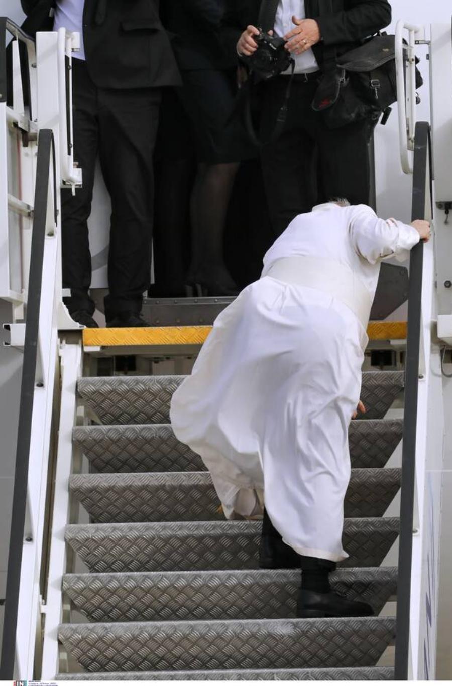 Πάπας Φραγκίσκος: Παραπάτησε μπαίνοντας στο αεροπλάνο λόγω των ισχυρών ανέμων