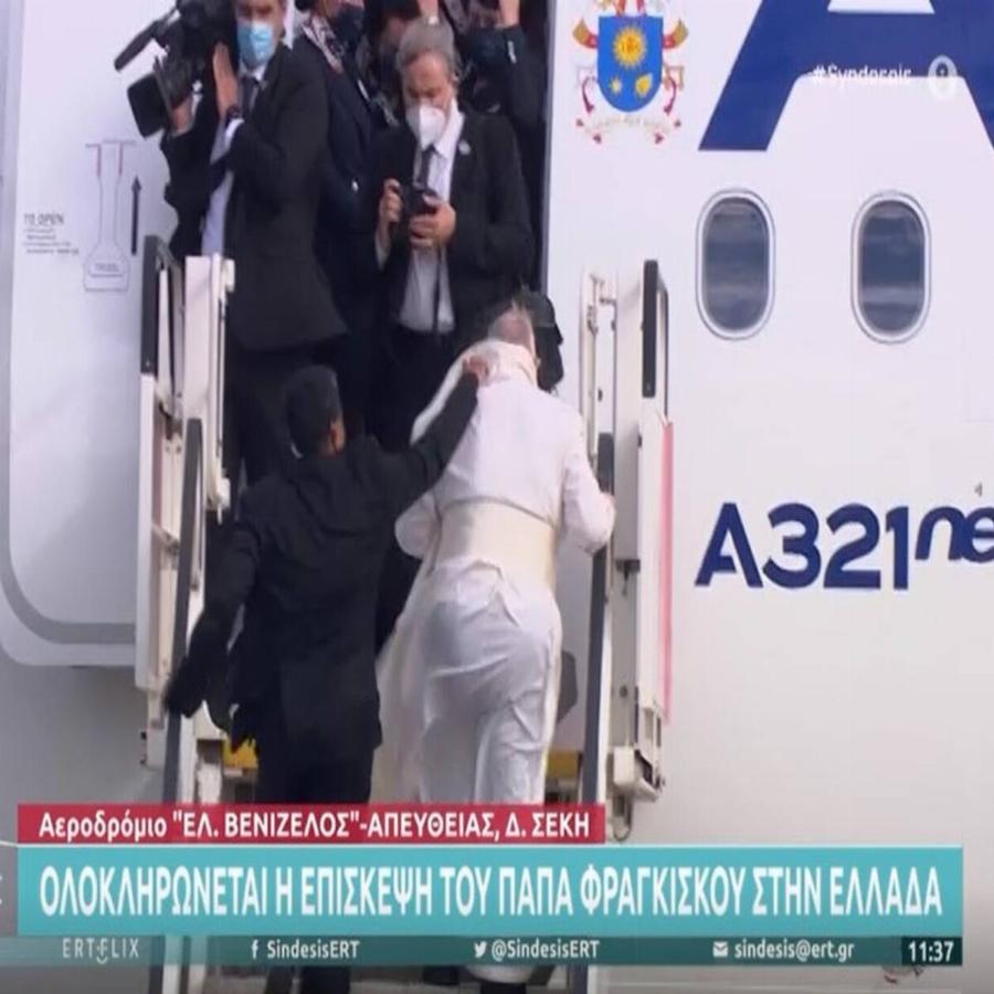Πάπας Φραγκίσκος: Παραπάτησε μπαίνοντας στο αεροπλάνο λόγω των ισχυρών ανέμων