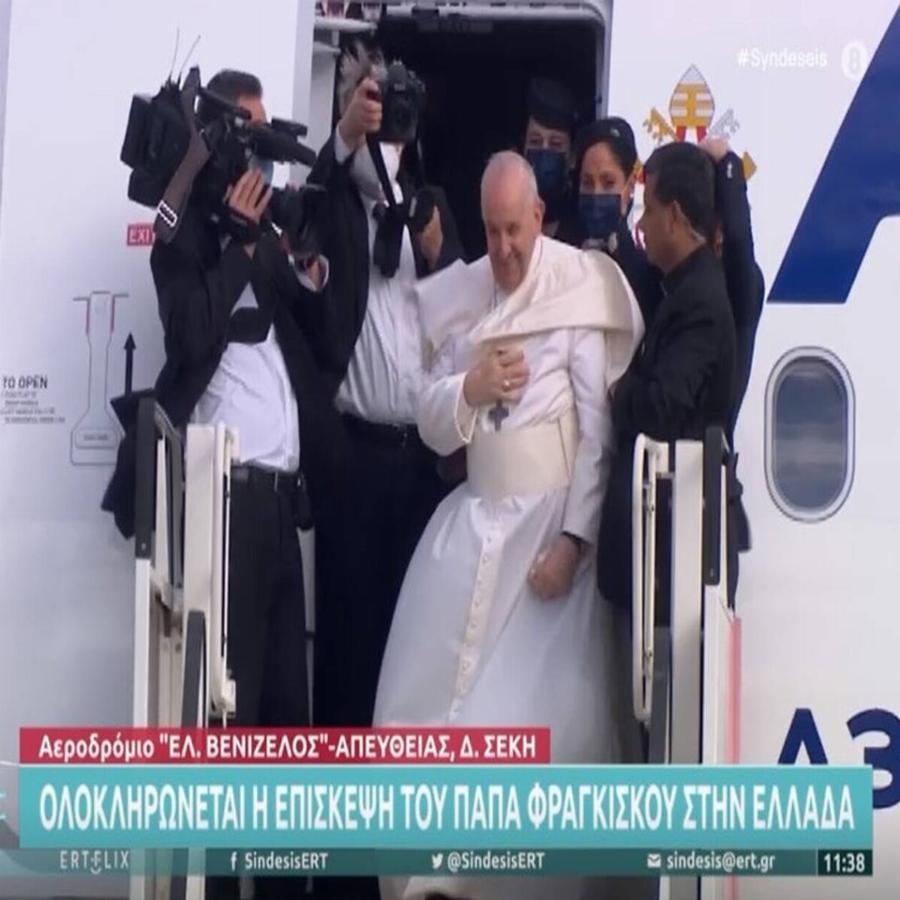 Πάπας Φραγκίσκος: Παραπάτησε μπαίνοντας στο αεροπλάνο λόγω των ισχυρών ανέμων