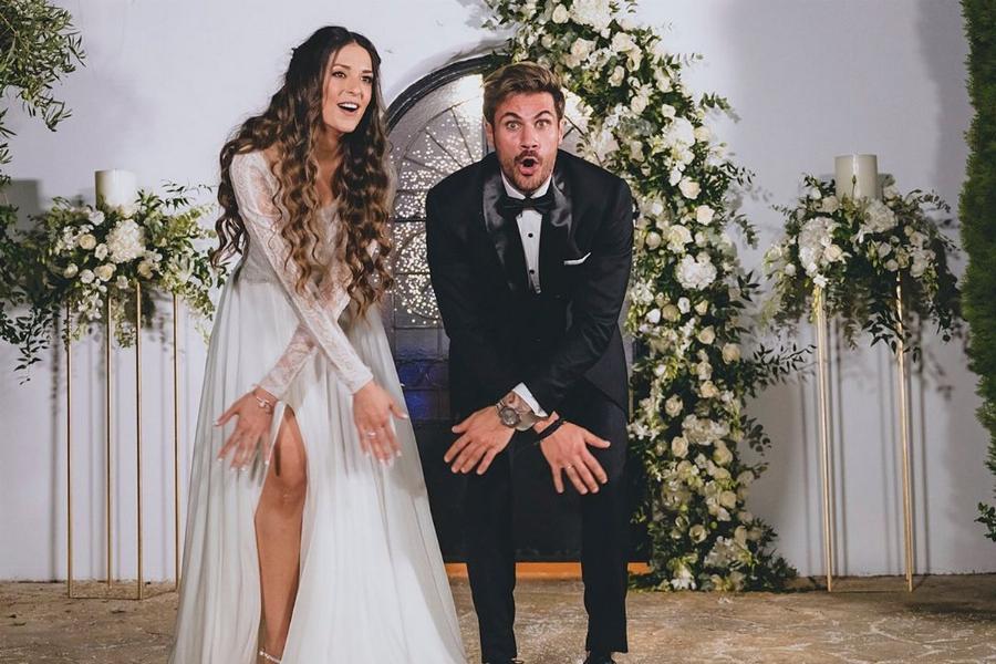 Γάμοι βγαλμένοι από παραμύθι: 16 γάμοι διάσημων Ελλήνων το 2021 και τα ονειρικά νυφικά τους