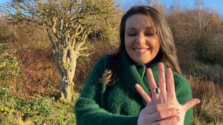 37χρονη ερωτεύτηκε και παντρεύτηκε δέντρο και άλλαξε ακόμη και το επιθετό της σε κουφοξυλιά