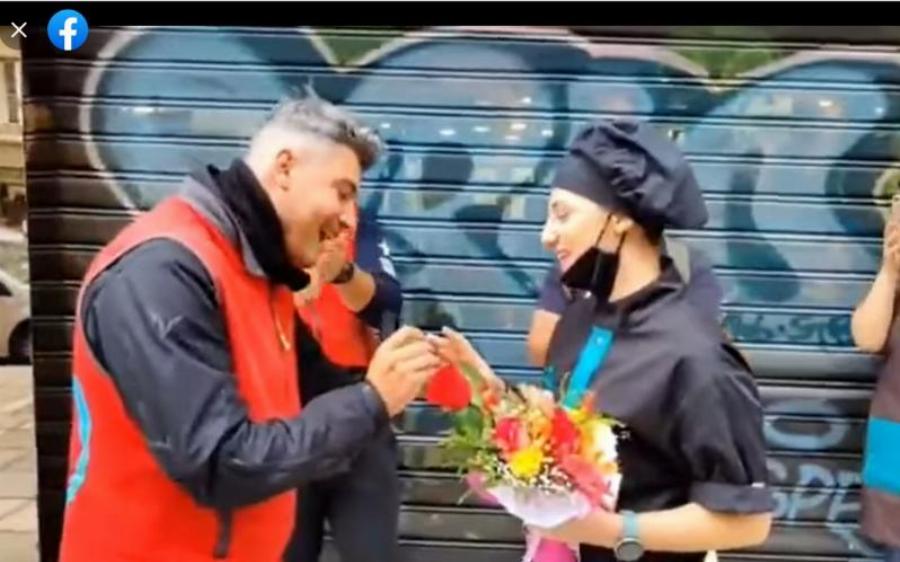 Διανομέας: Κάνει πρόταση γάμου στην αγαπημένη του έξω από το κατάστημα που δουλεύει