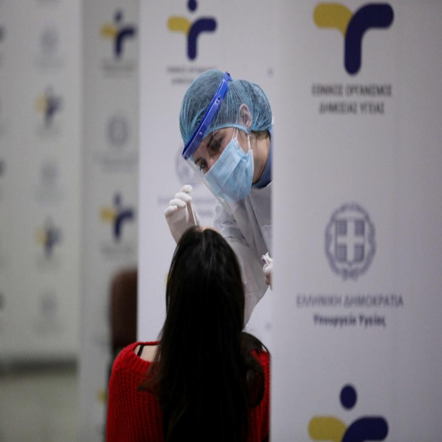 Rapid test σε μπαρ και εστιατόρια και για εμβολιασμένους ενόψει Χριστουγέννων – Ώρα δραστικών αποφάσεων