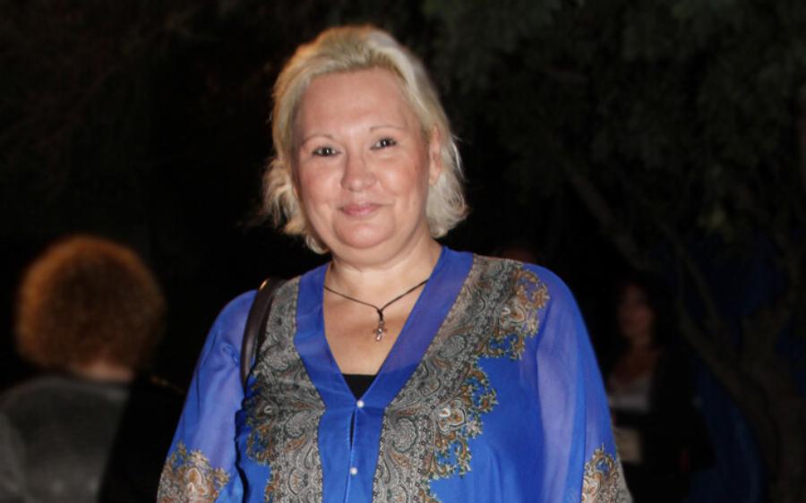 «Αποφάσισα να δοκιμάσω να πάω με γυναίκα, ήπια τρία ποτήρια ουίσκι και είπα “θα το κάνω!”» – Η αποκάλυψη της Καίτης Φίνου