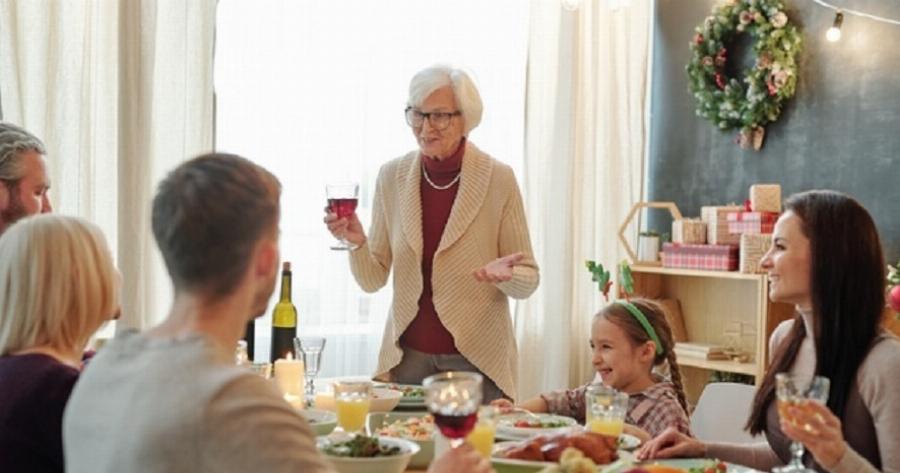 «Είναι 50 ευρώ το άτομο!» είπε η πεθερά μου, που μας έβαλε να πληρώσουμε το Χριστουγεννιάτικο τραπέζι