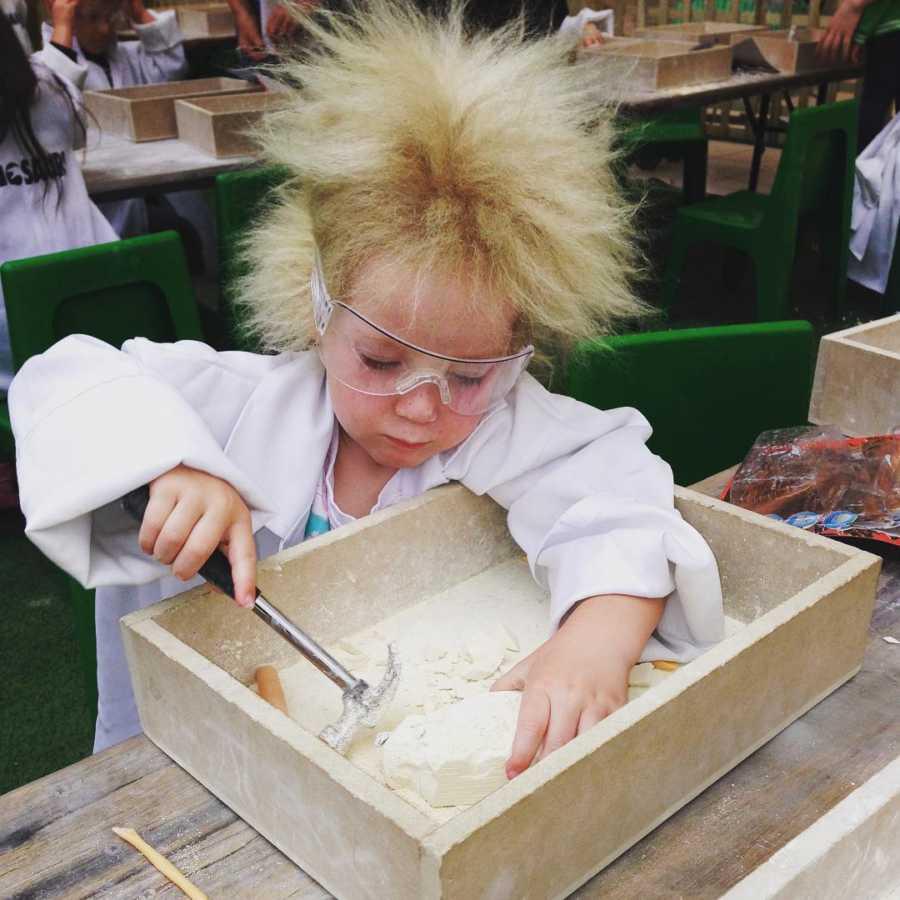 «Σαν να έβαλε το χέρι της στην πρίζα: Όλοι γελάνε με την κόρη μου, αλλά πάσχει από πολύ σπάνιο σύνδρομο»