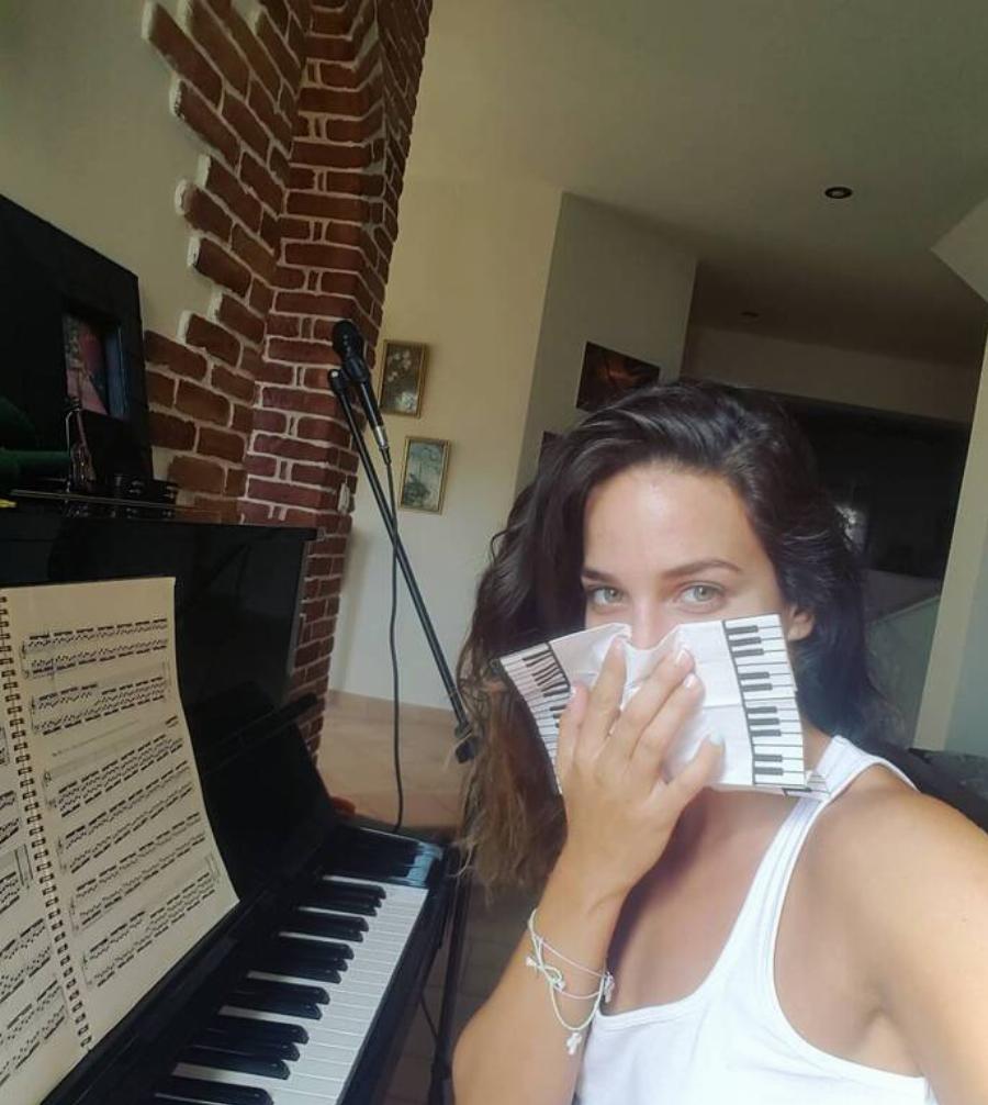 Κατερίνα Στικούδη: Το παραδοσιακό και μαμαδίστικο σπίτι, η κλασική διακόσμηση και τα πιάνα στο σαλόνι