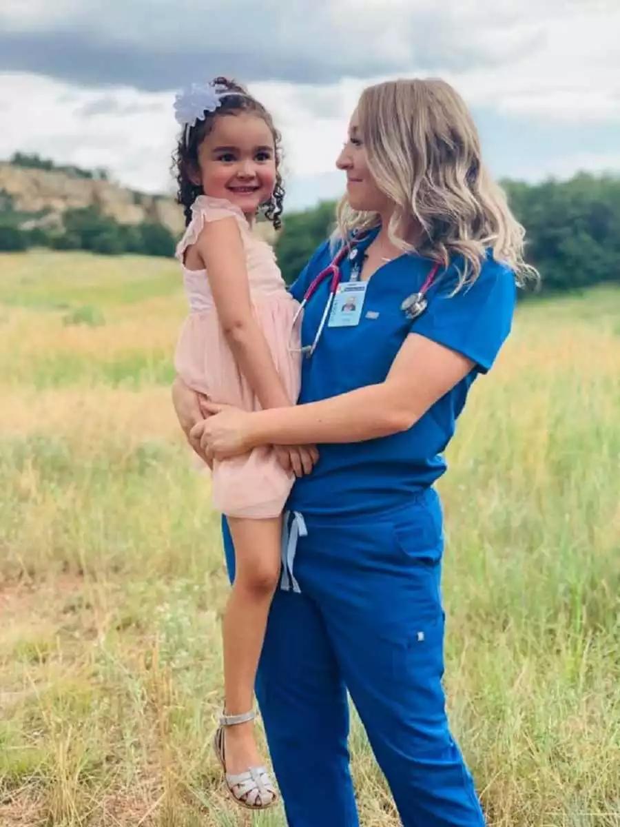 «Στα 16 μου είπα στη μητέρα μου τρέμοντας ότι είμαι έγκυος και με έδιωξε από το σπίτι»