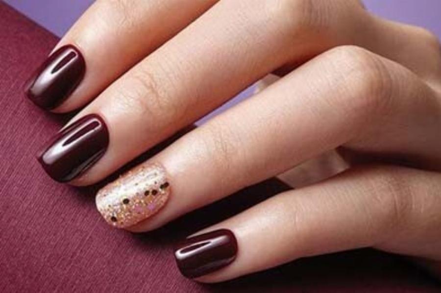 Υπέροχα γιορτινά σχέδια στα νύχια για τα Χριστούγεννα για να πάρετε ιδέες