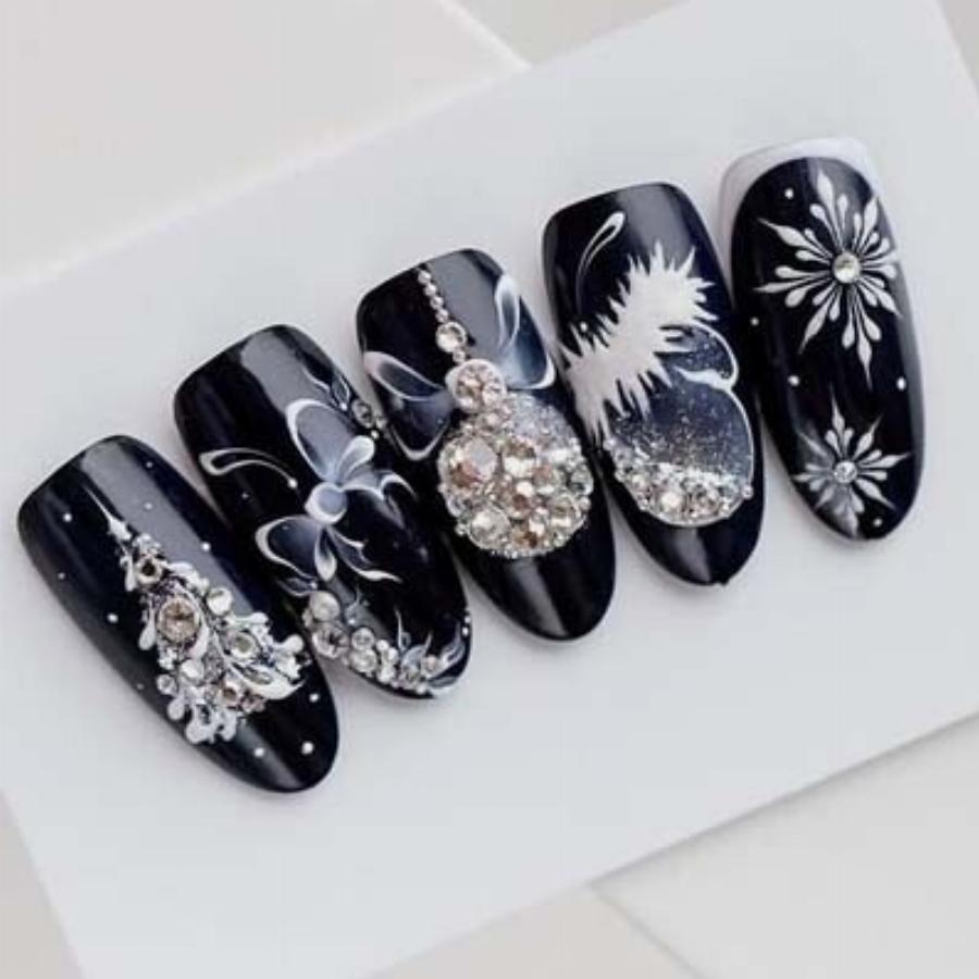 Υπέροχα γιορτινά σχέδια στα νύχια για τα Χριστούγεννα για να πάρετε ιδέες