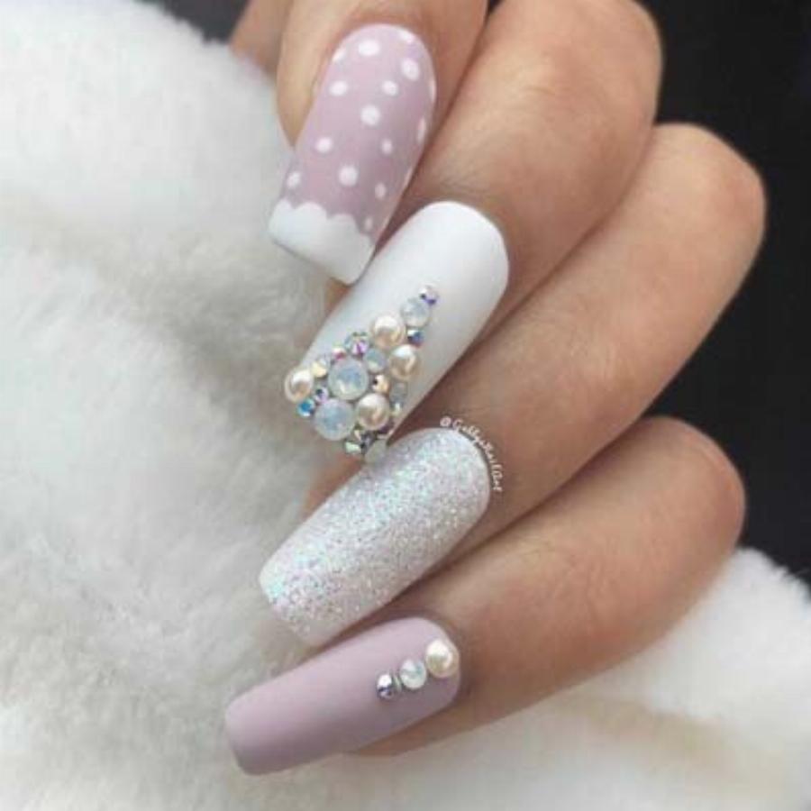 Υπέροχα γιορτινά σχέδια στα νύχια για τα Χριστούγεννα για να πάρετε ιδέες