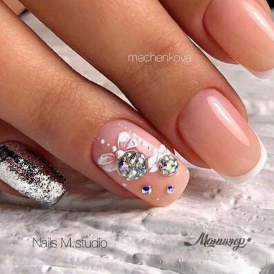 Υπέροχα γιορτινά σχέδια στα νύχια για τα Χριστούγεννα για να πάρετε ιδέες