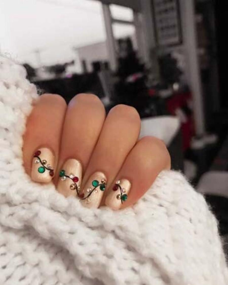 Υπέροχα γιορτινά σχέδια στα νύχια για τα Χριστούγεννα για να πάρετε ιδέες