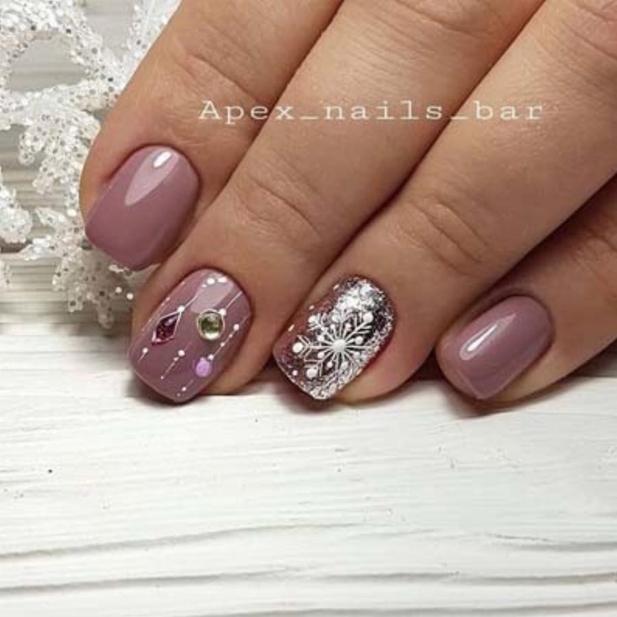 Υπέροχα γιορτινά σχέδια στα νύχια για τα Χριστούγεννα για να πάρετε ιδέες