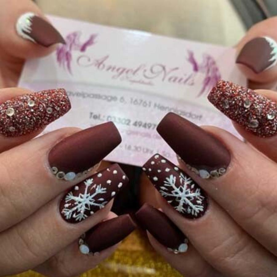 Υπέροχα γιορτινά σχέδια στα νύχια για τα Χριστούγεννα για να πάρετε ιδέες