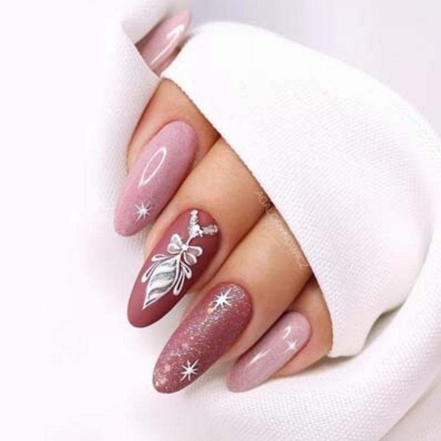 Υπέροχα γιορτινά σχέδια στα νύχια για τα Χριστούγεννα για να πάρετε ιδέες