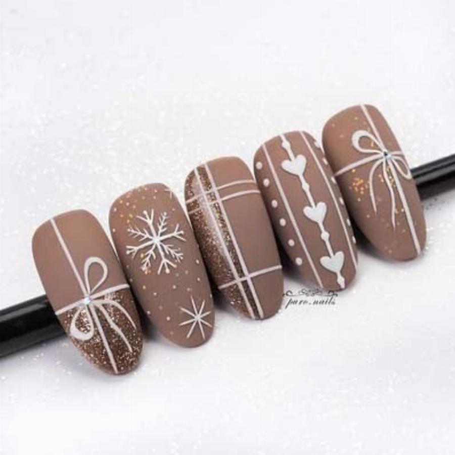 Υπέροχα γιορτινά σχέδια στα νύχια για τα Χριστούγεννα για να πάρετε ιδέες