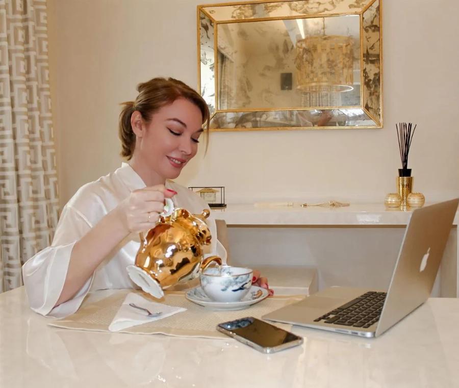 Τατιάνα Στεφανίδου: Η υπερπολυτελής βίλα στην Κηφισιά, η κατάλευκη τραπεζαρία, τα πανάκριβα έπιπλα και η πισίνα