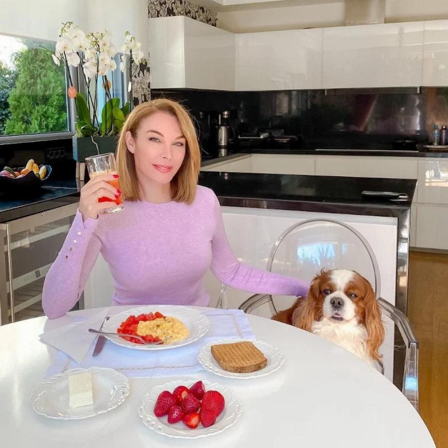 Τατιάνα Στεφανίδου: Η υπερπολυτελής βίλα στην Κηφισιά, η κατάλευκη τραπεζαρία, τα πανάκριβα έπιπλα και η πισίνα