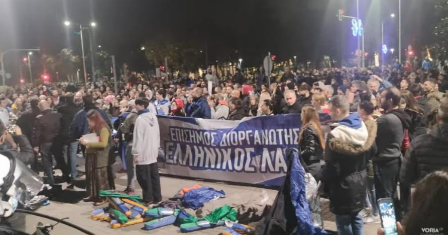 Χιλιάδες πολίτες στους δρόμους στη Θεσσαλονίκη – Κατασκηνώνουν έξω από το δημαρχείο