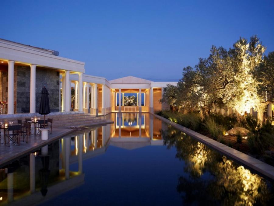 Πολυτελές ξενοδοχείο: Είναι το ακριβότερο ξενοδοχείο στην Ελλάδα, θυμίζει αρχαίο ανάκτορο και δεν βρίσκεται στη Μύκονο, ούτε στη Σαντορίνη