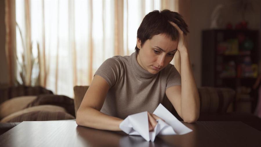 «Ο σύντροφός μου έφυγε από τη ζωή και δίνω χρήματα ανώνυμα στην πρώην γυναίκα του και τα παιδιά της»