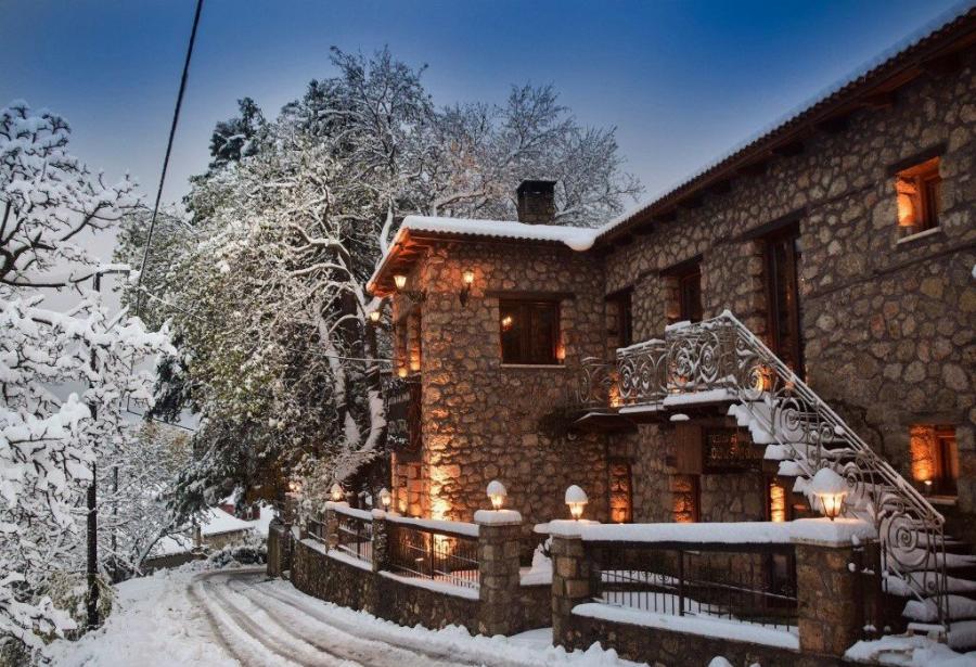 Τζάκι και θέα στο βουνό: Τα 6 ομορφότερα χωριά της Ελλάδας για απόδραση το χειμώνα