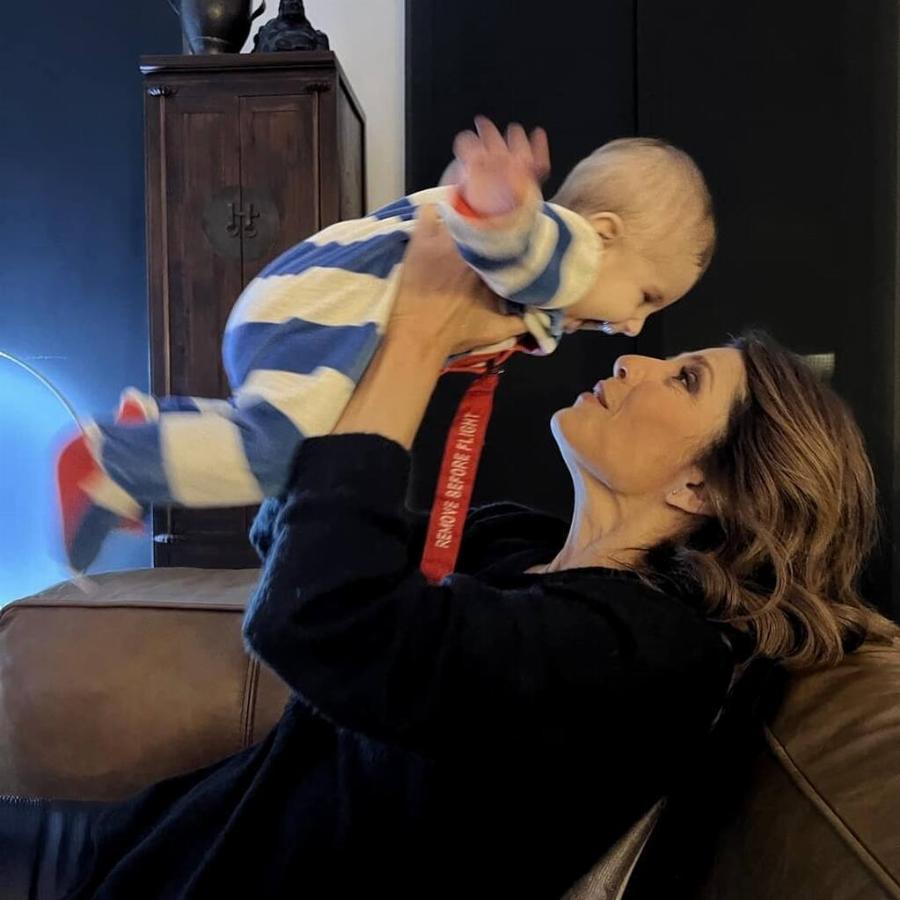 Τα πρώτα Χριστούγεννα της Πόπης Τσαπανίδου ως γιαγιά: Τρισευτυχισμένη και χαμογελαστή στις φωτογραφίες