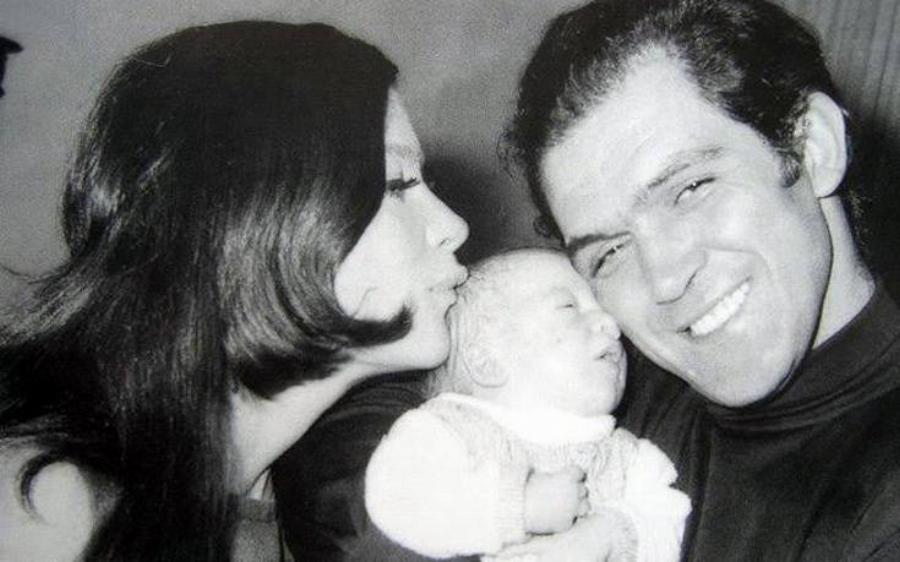Τζένη Καρέζη: 12 σπάνιες φωτογραφίες που αποδεικνύουν την τρυφερότητά της ως σύζυγος και μητέρα