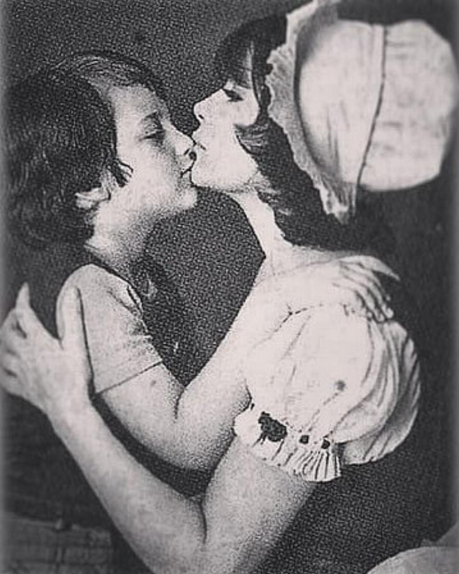 Τζένη Καρέζη: 12 σπάνιες φωτογραφίες που μαρτυρούν την άγνωστη πλευρά της ως μητέρα και σύζυγος