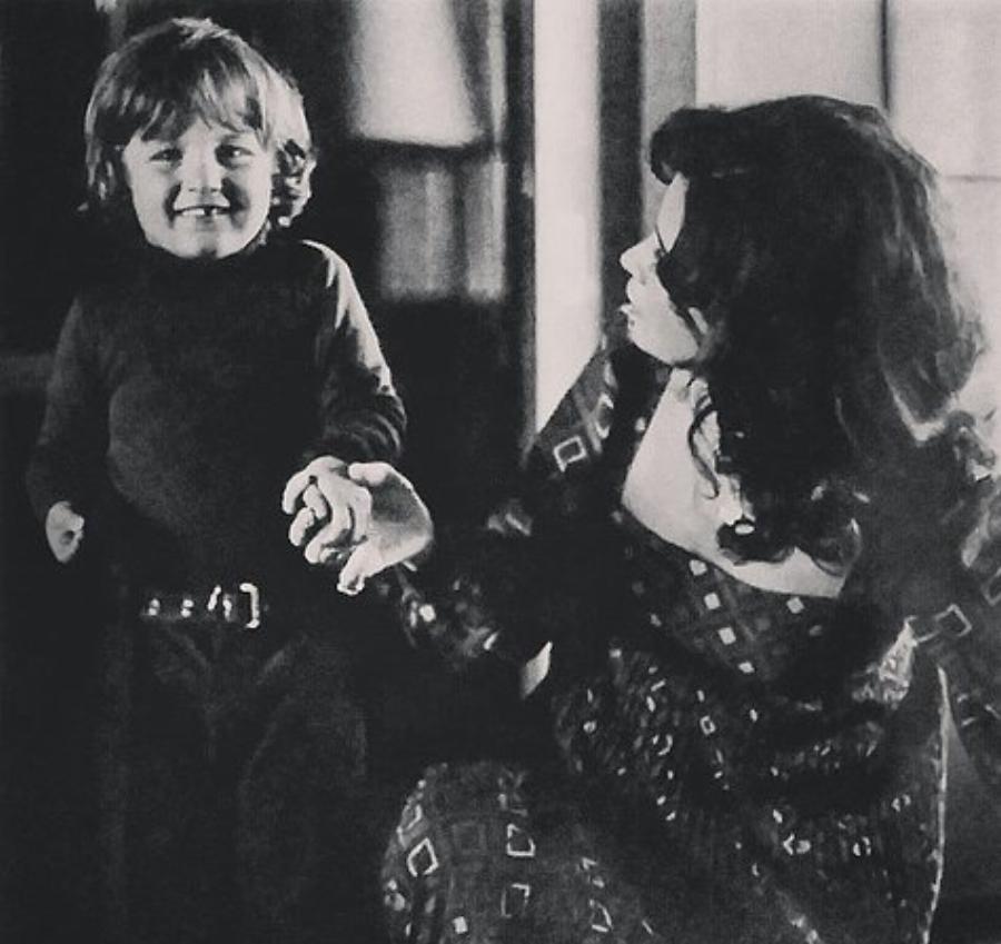 Τζένη Καρέζη: 12 σπάνιες φωτογραφίες που αποδεικνύουν την τρυφερότητά της ως σύζυγος και μητέρα