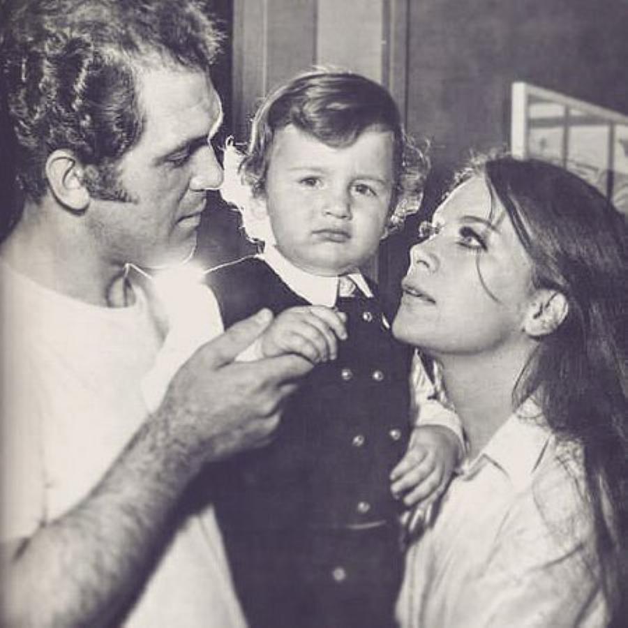 Τζένη Καρέζη: 12 σπάνιες φωτογραφίες που μαρτυρούν την άγνωστη πλευρά της ως μητέρα και σύζυγος